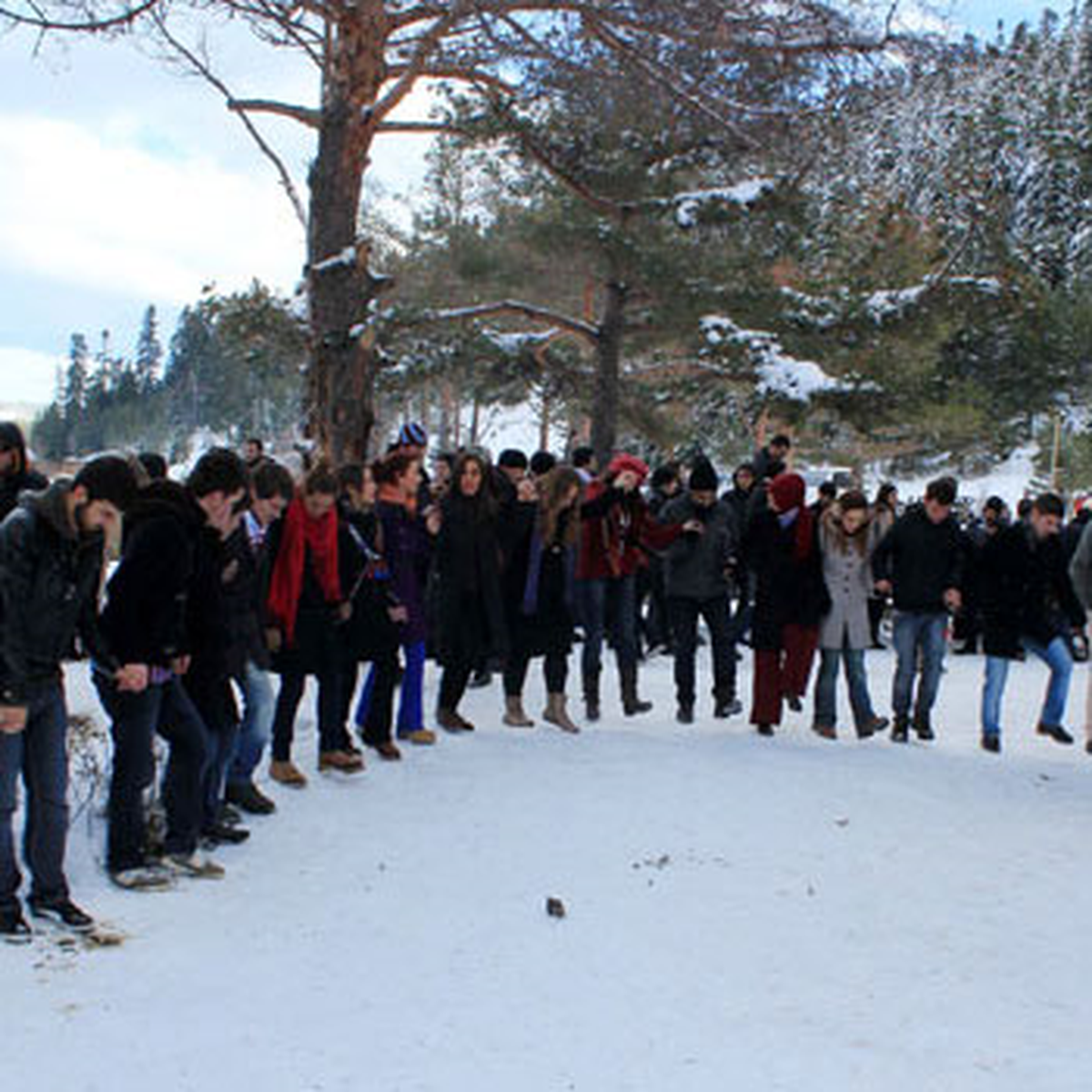 Üniversite Öğrencilerinin Kar Üstünde Horon Keyfi