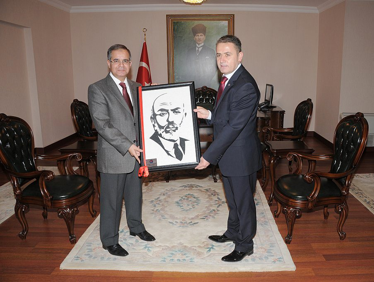Vali Tapsız\'a Burdur Mehmet Akif Ersoy Üniversitesi\'nden Ziyaret