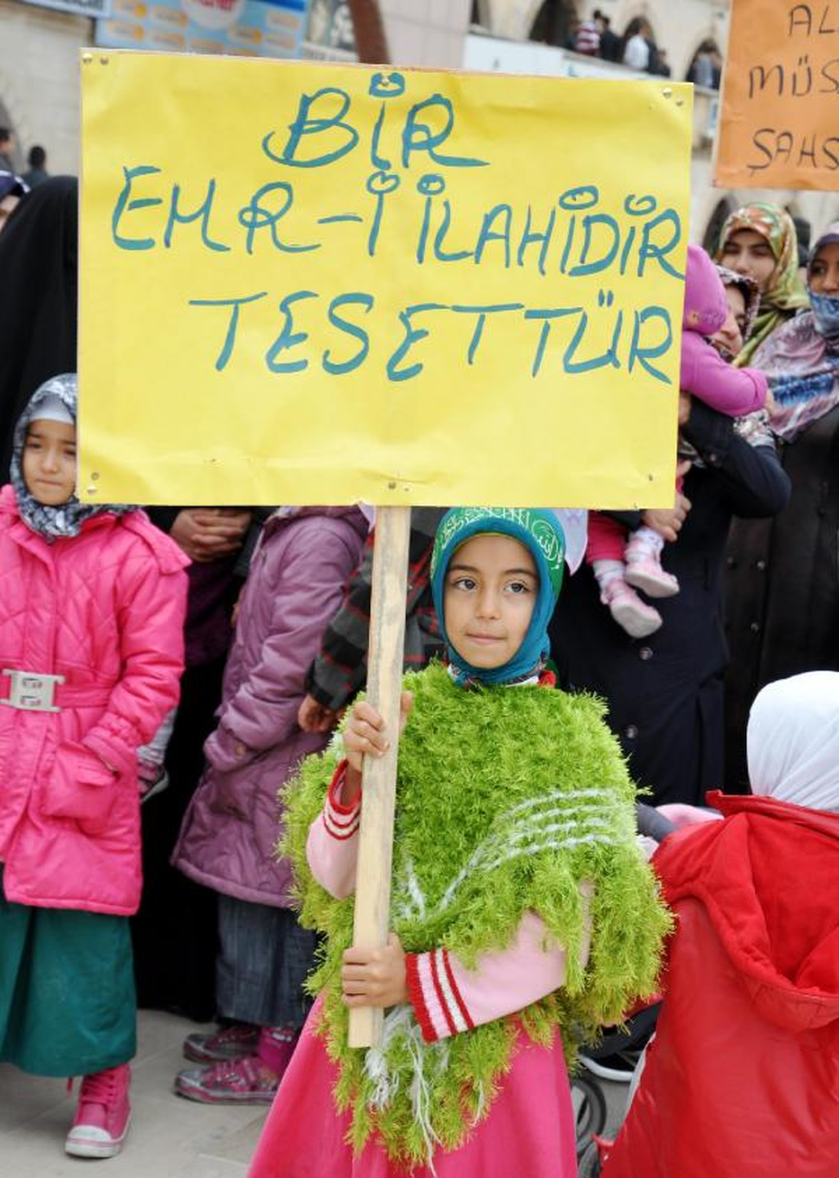 Yeni Kılık ve Kıyafet Yönetmeliği Protesto Edildi