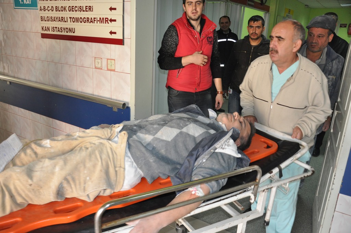 Yük Asansörü Düştü, Biri Ağır İki Kişi Yaralandı