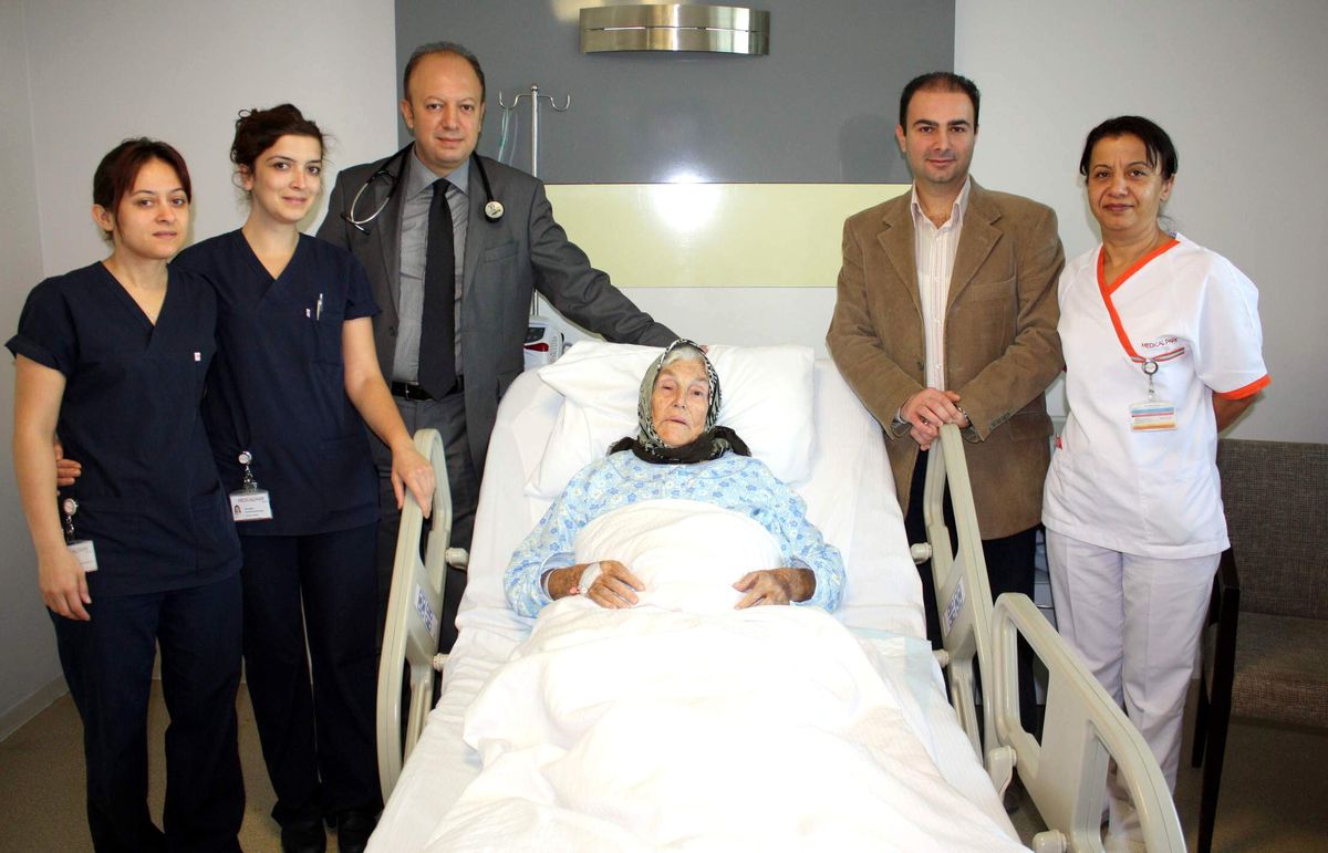 84 Yaşındaki Hastaya Evar Ameliyatı