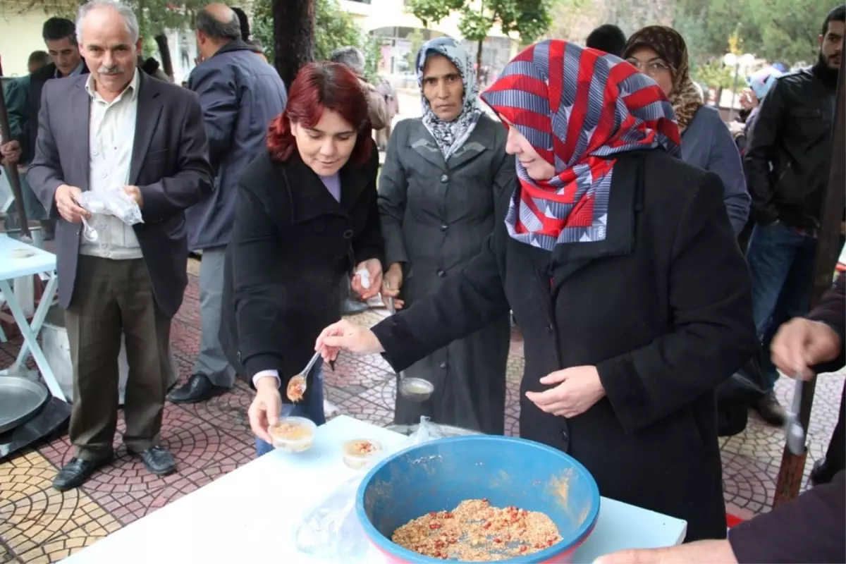 Ak Parti, Gördes\'te Aşure Hayrı Yaptı