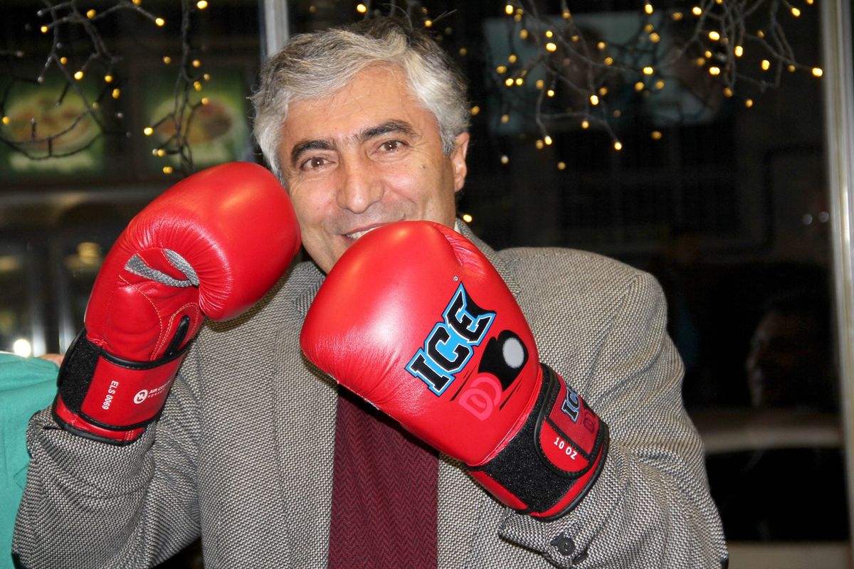 Ak Partili Hüseyin Filiz\'e Boks Eldiveni
