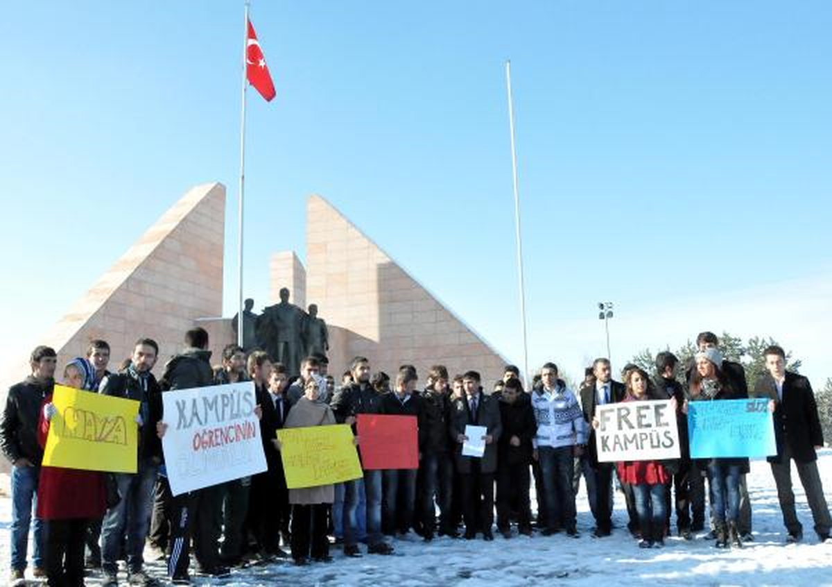 Atatürk Üniversitesi\'nde Ülkücülerden Yürüyüş