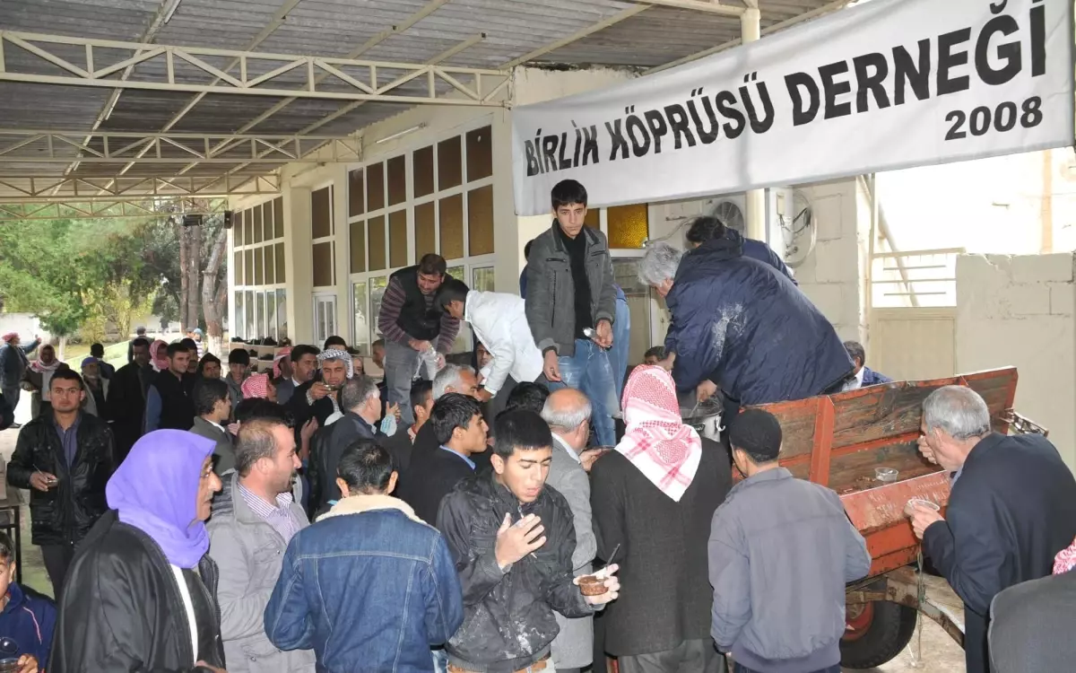 Birlik Köprüsü Derneği Aşure Dağıttı