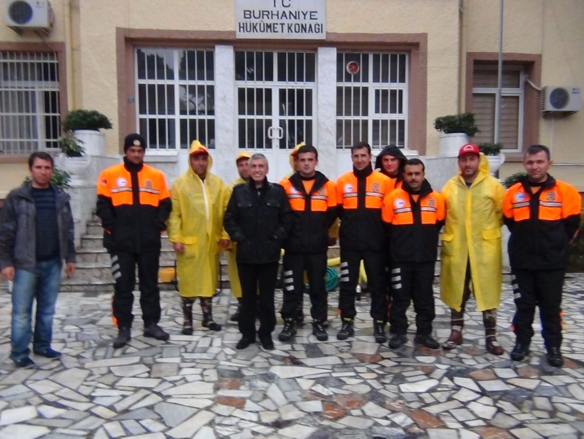 Burhaniye\'de Sel Uyarıları Harekete Geçirdi