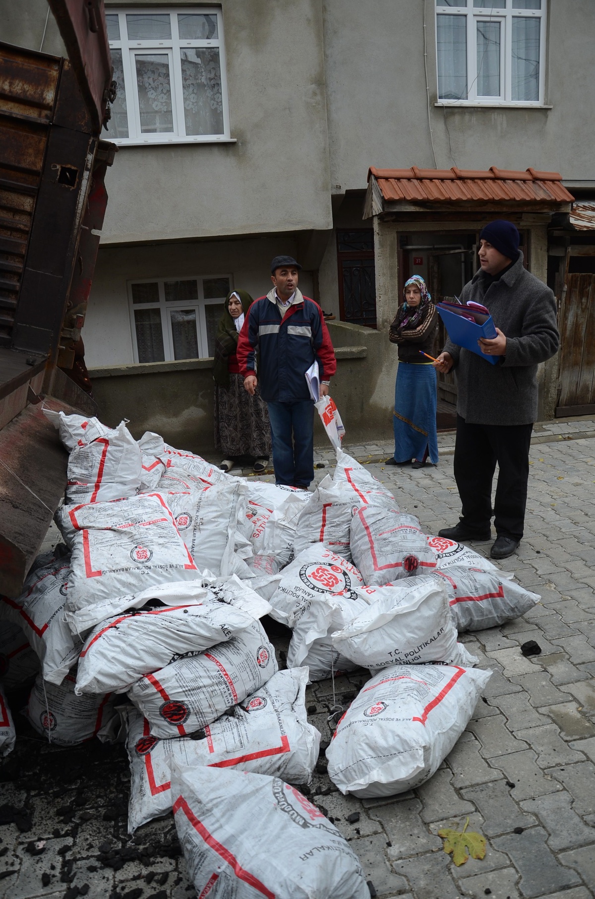 Çorlu Sydv Yağmur ve Soğuk Demeden Kömür Dağıtıyor