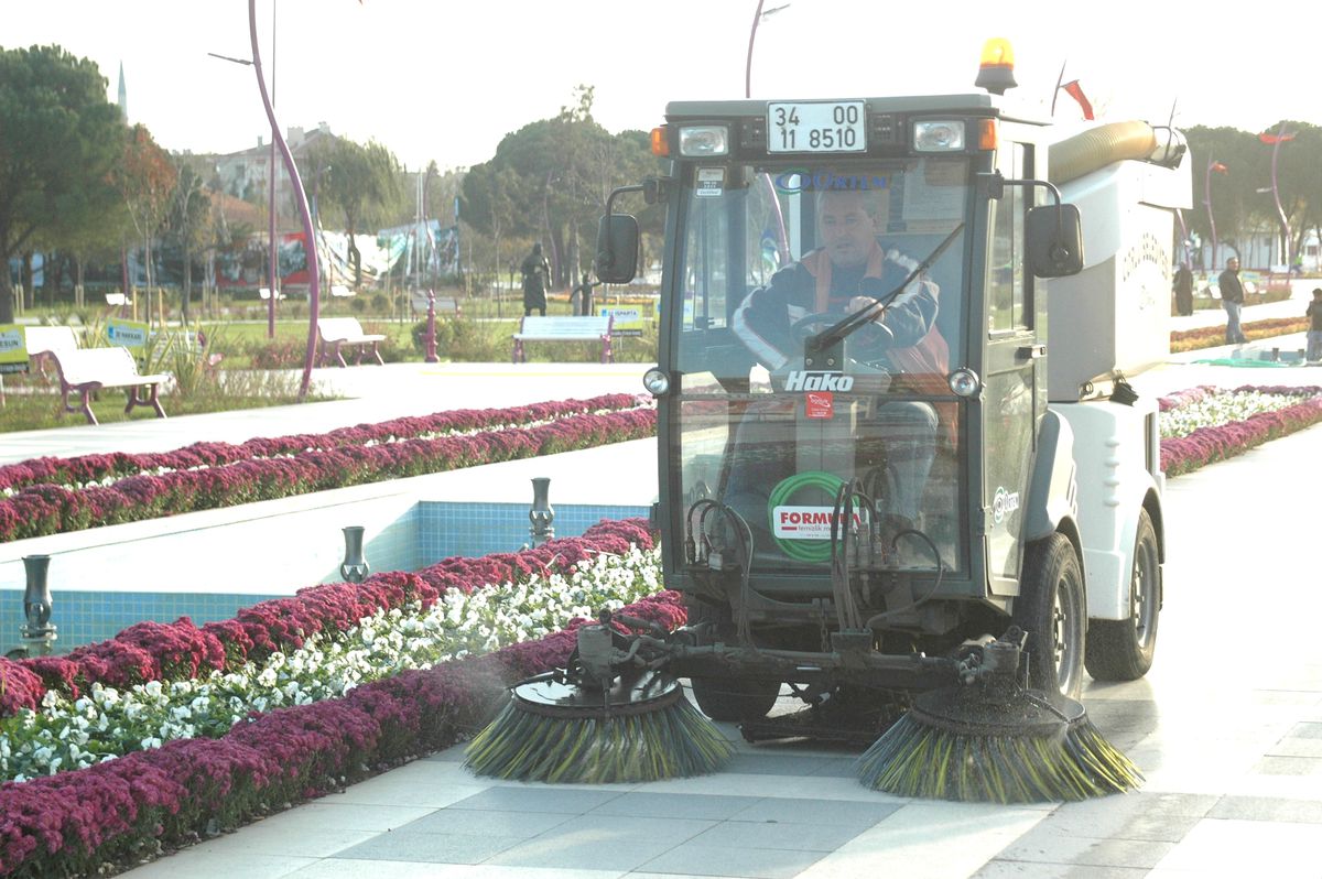 Cumhuriyet Parkının Temizliğini Robotlar Yapıyor