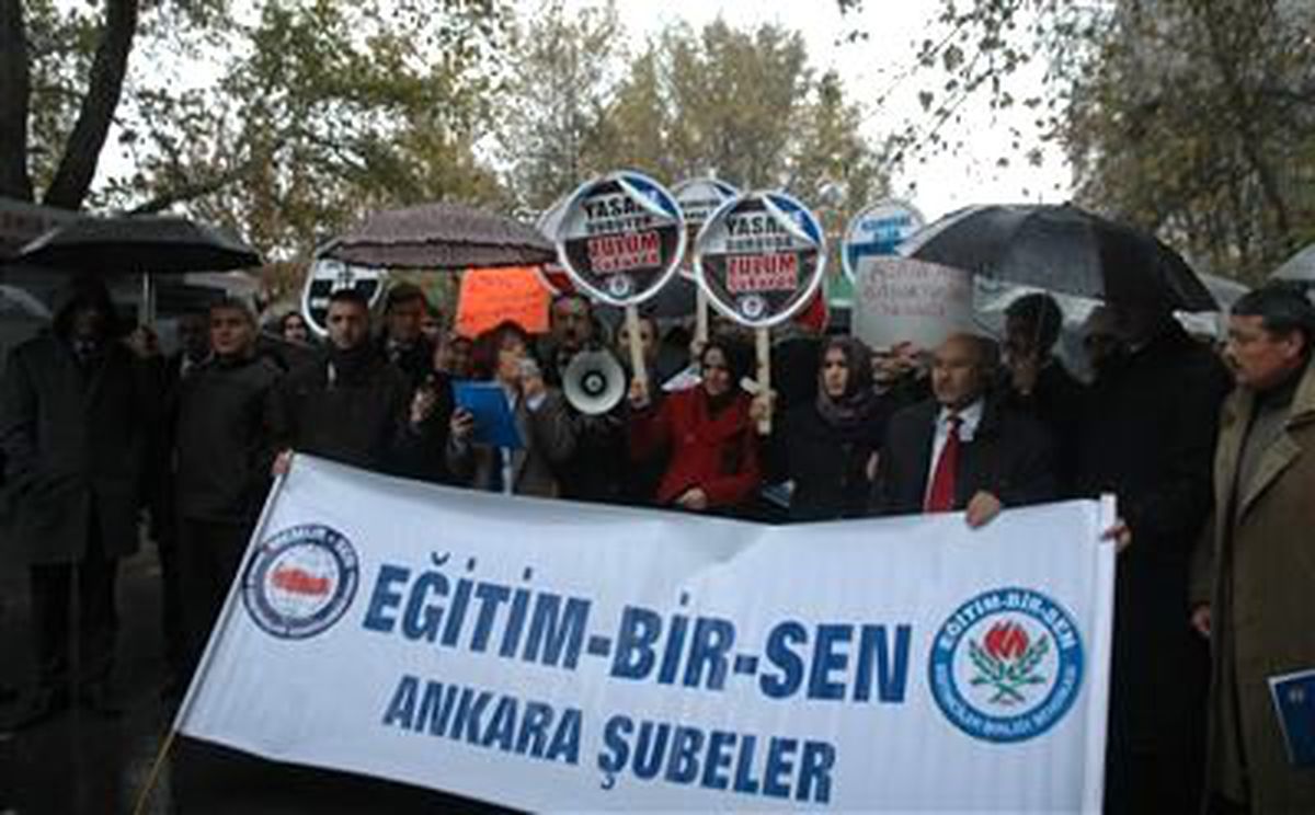 Eğitim-Bir Sen\'den Başörtüsü Eylemi