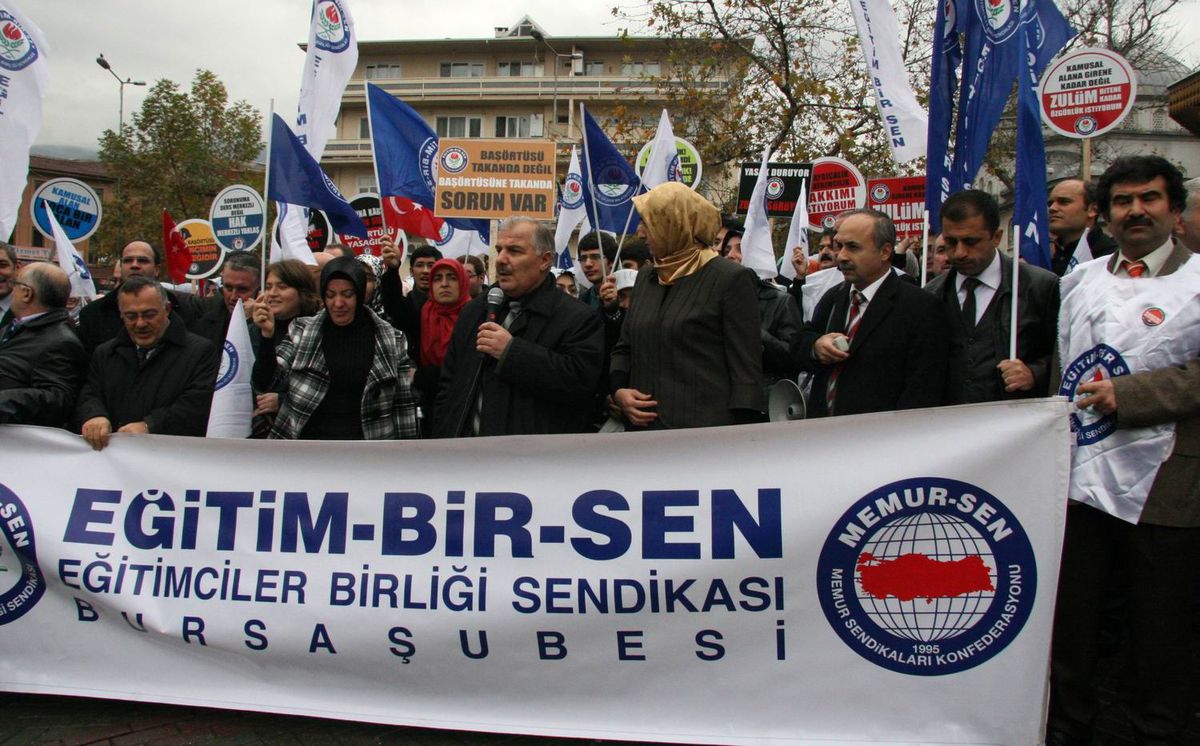 Eğitim Bir-Sen\'den Başörtüsü Eylemi
