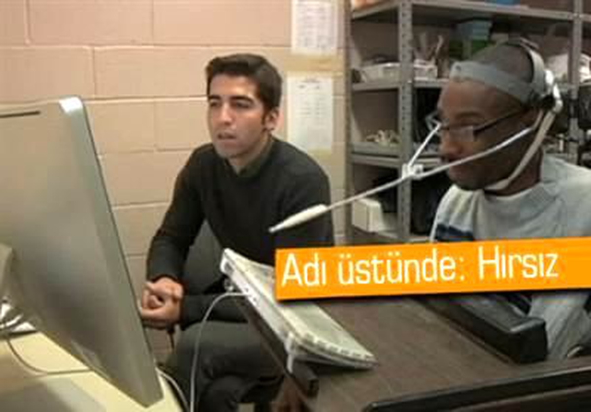 Elleri ve Ayakları Tutmayan İnsanın Bile İphone\'ununu Çalıyorlar