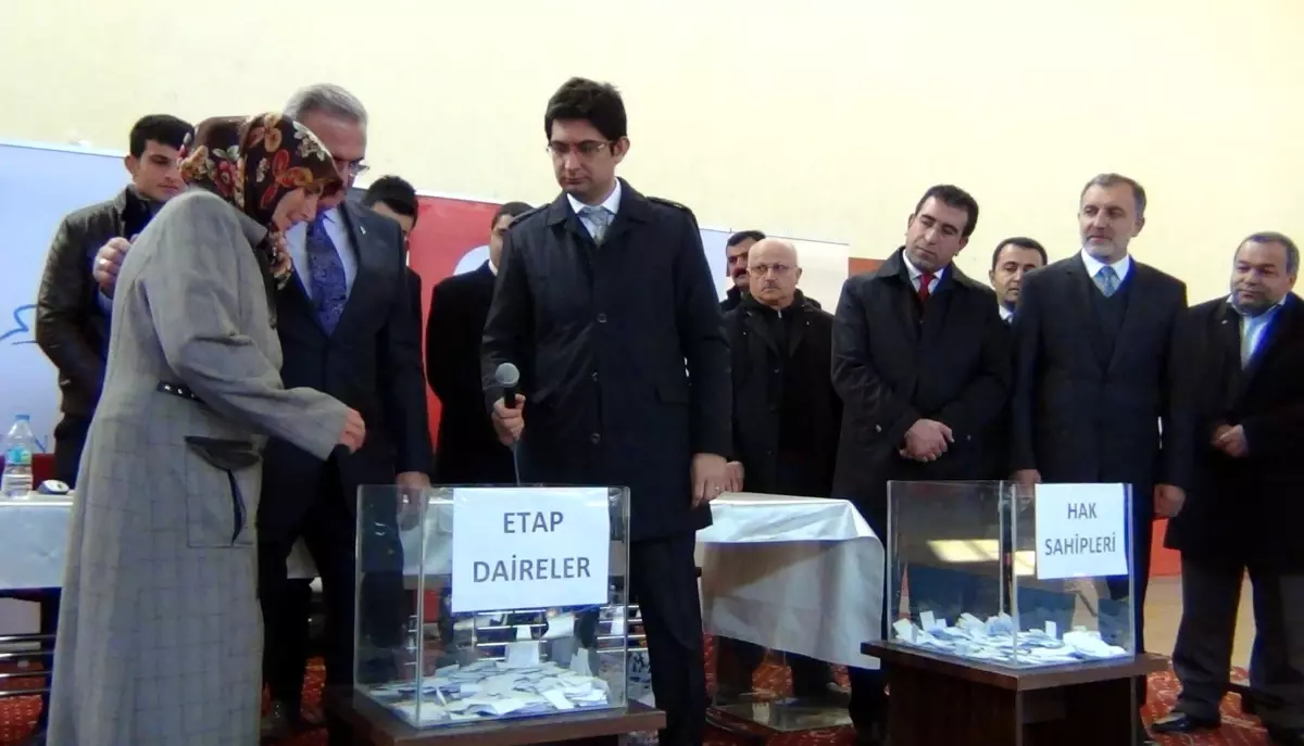 Erciş\'te 707 Kişi Daha Kalıcı Konutlarına Kavuştu