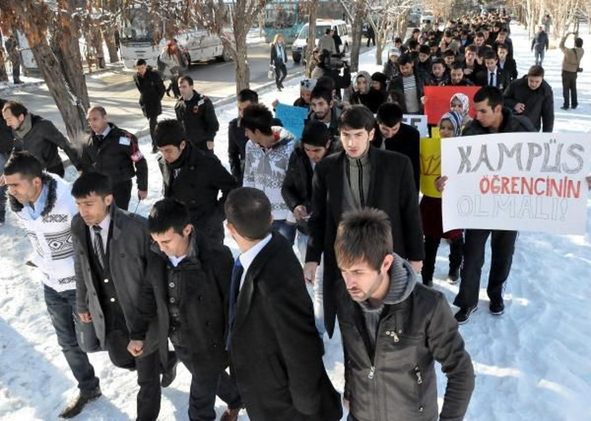 Erzurum Atatürk Üniversitesi\'nde Ülkücülerden Yürüyüş