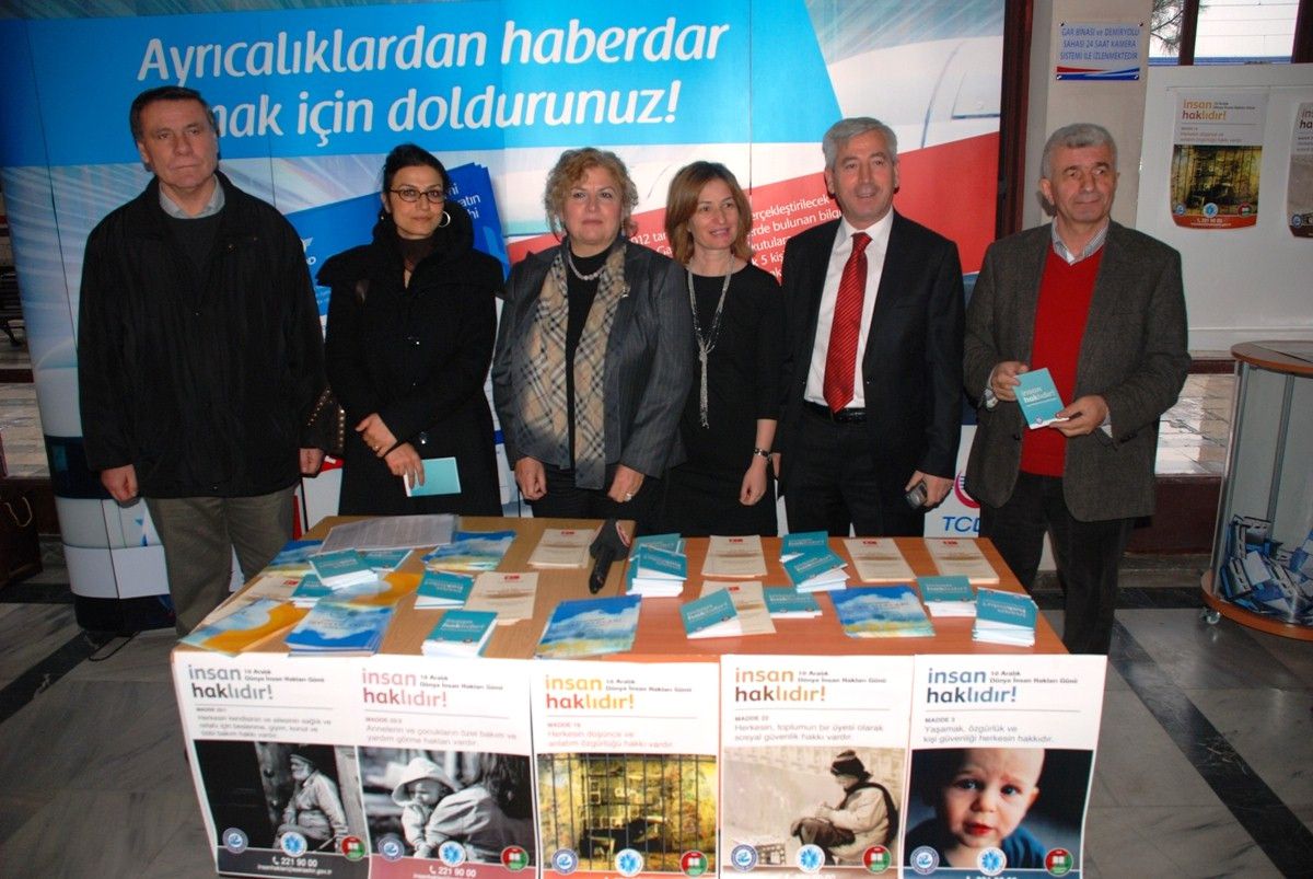 Eskişehir Valiliği Gar\'da İnsan Hakları Standı Açtı