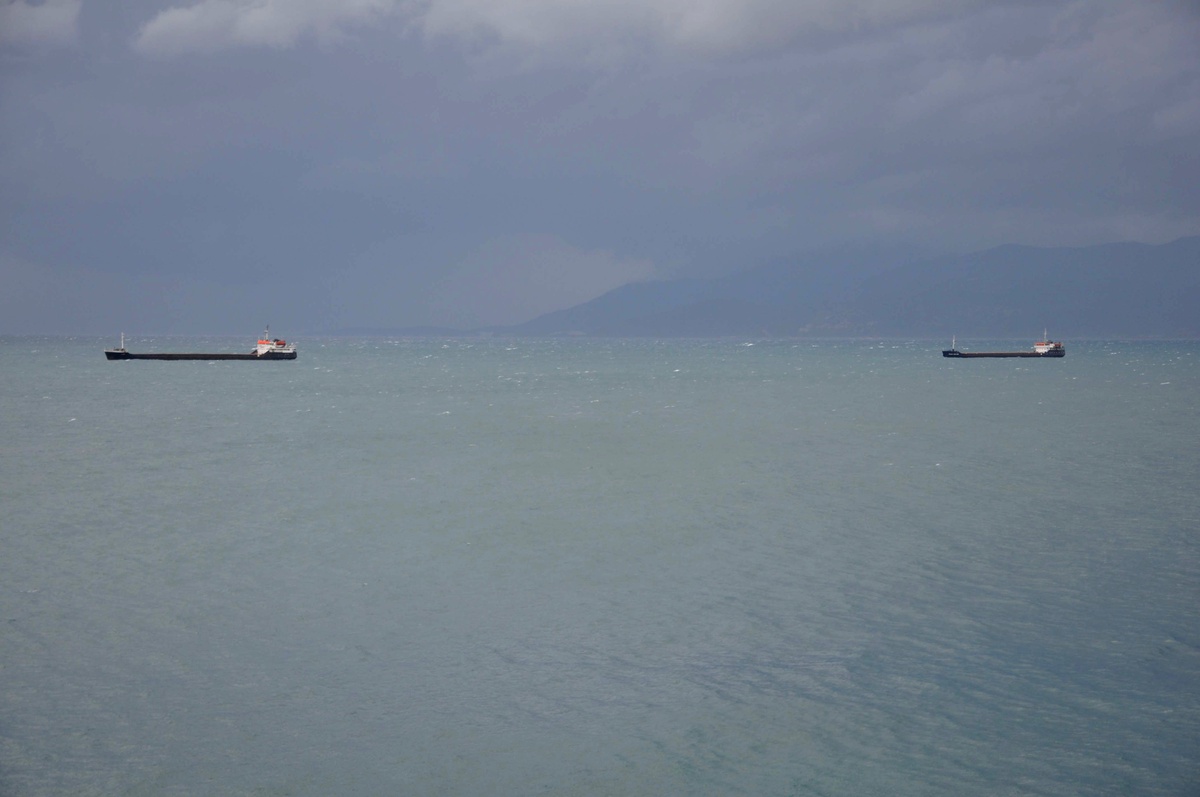 İki Gemi Kuşadası\'na Sığındı