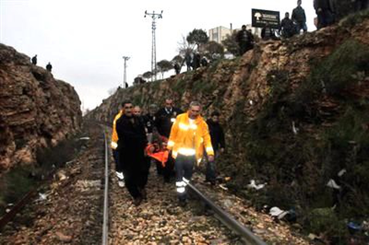 Gaziantep\'te Yük Treninin Çarptığı Genç Ağır Yaralandı