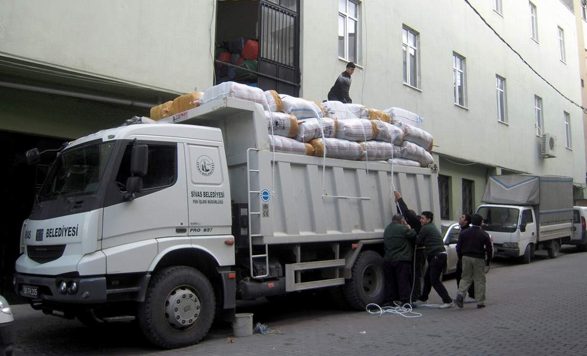Hayat Ağacı Derneği\'ne Bir Kamyon Yardım