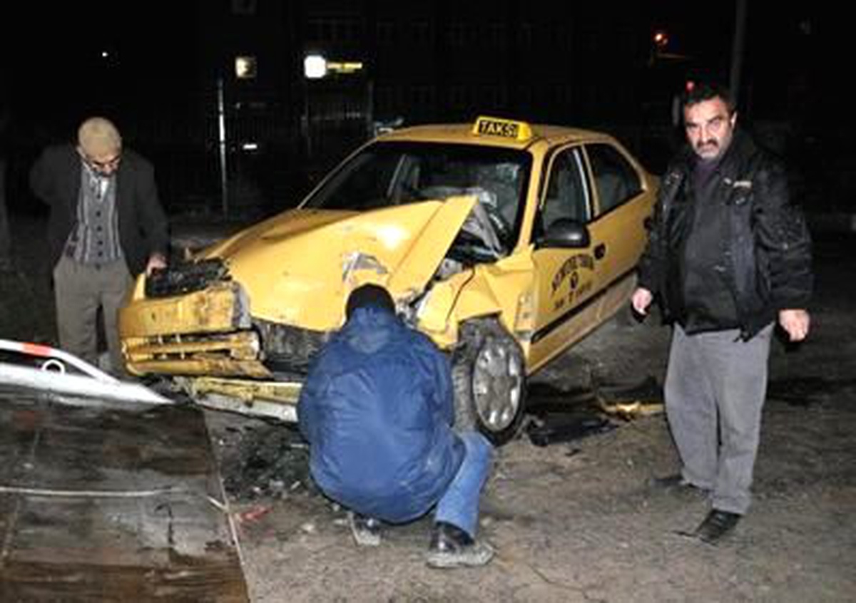 İki Otomobil Kafa Kafaya Çarpıştı, 3 Yaralı