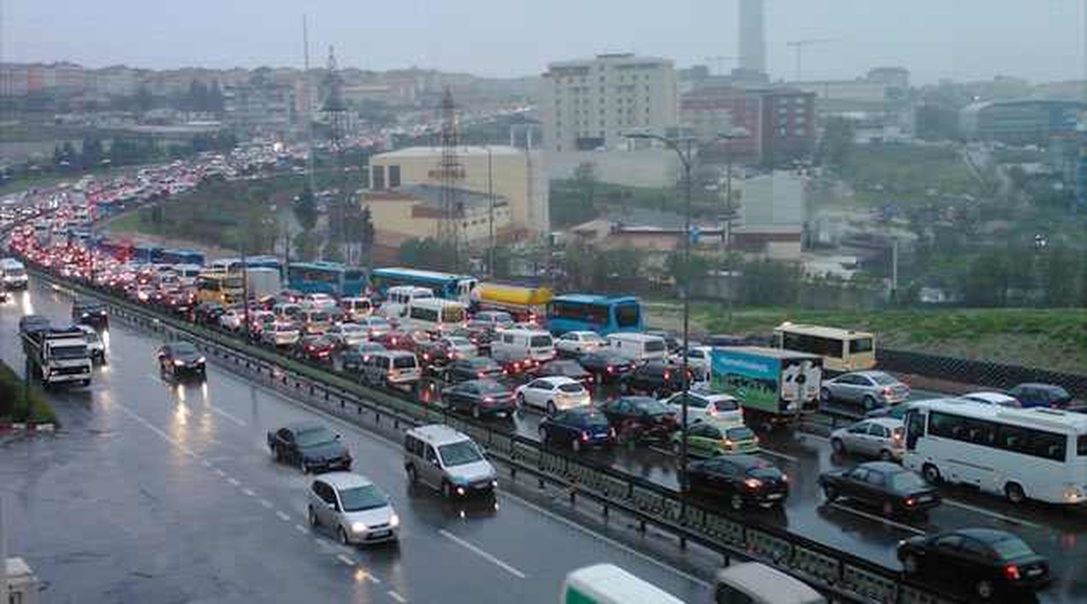 İstanbul\'da Yağmur ve Kazalar Trafiği Olumsuz Etkiledi