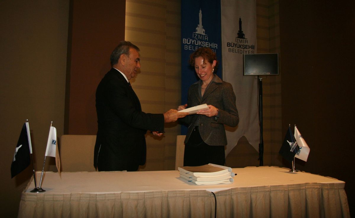 İzmir Büyükşehir Belediyesine 45 Milyonluk Dev Kredi