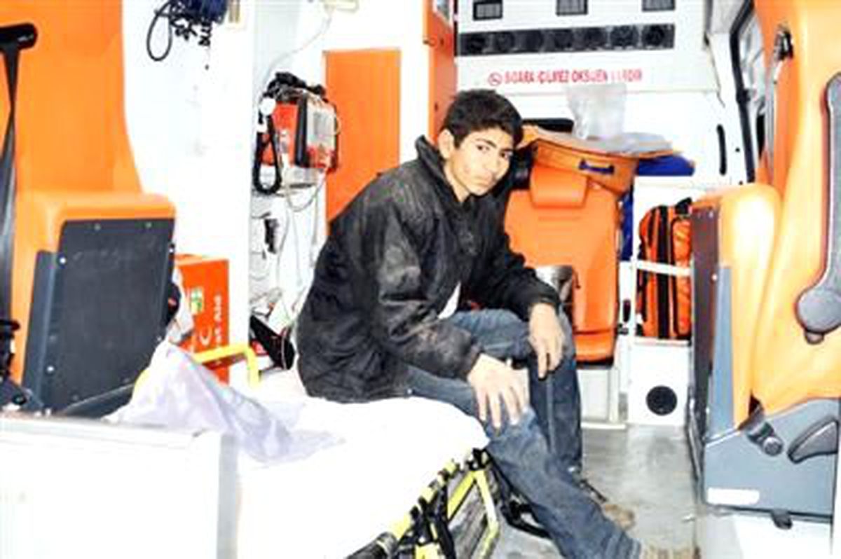 Kamyonlar Kafa Kafaya Çarpıştı: 3 Yaralı