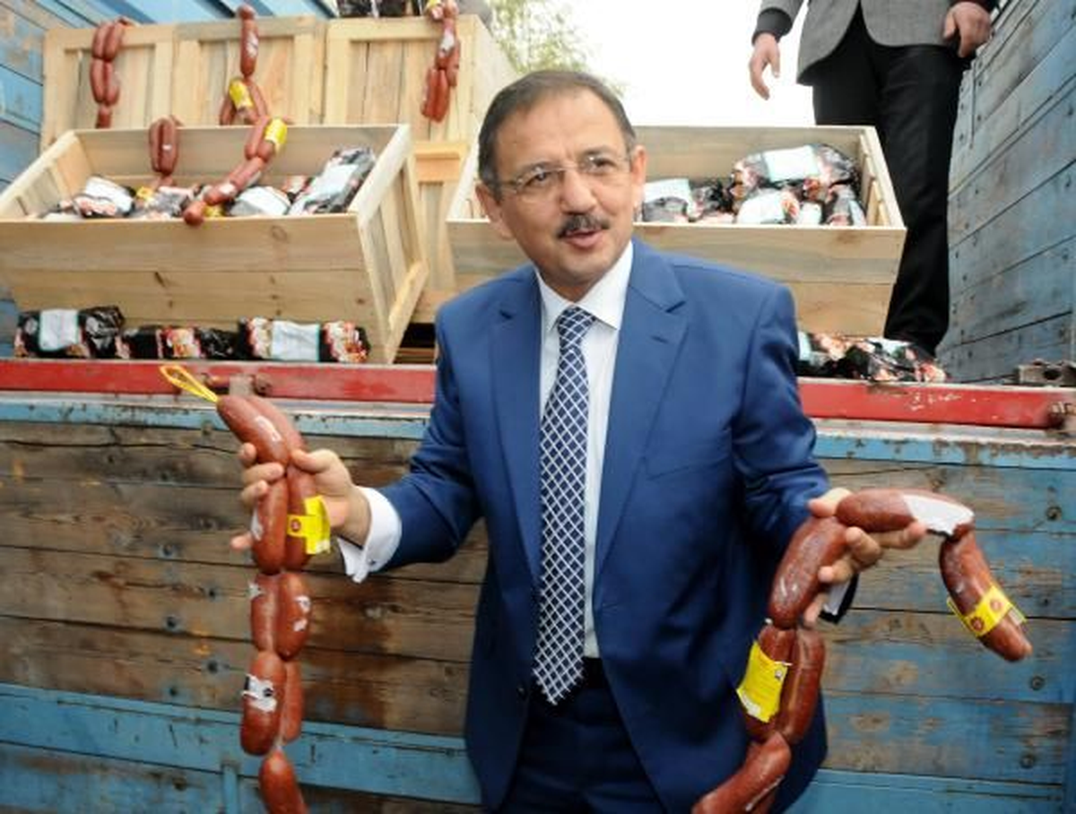 Kılıçdaroğlu\'ndan Kazandığı Tazminatla Sucuk Dağıttı