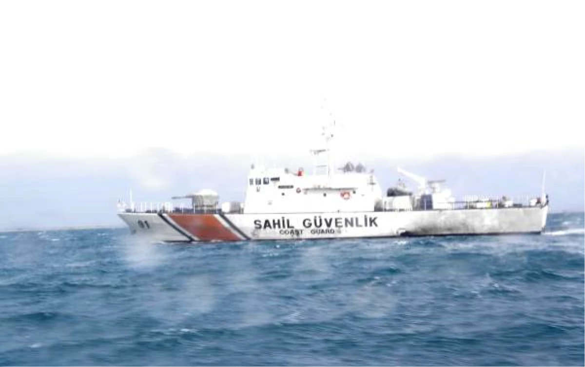 Küçük Tekneleri Ege\'de Alabora Olan Midye Kaçakçısı 2 Kişi Kayıp