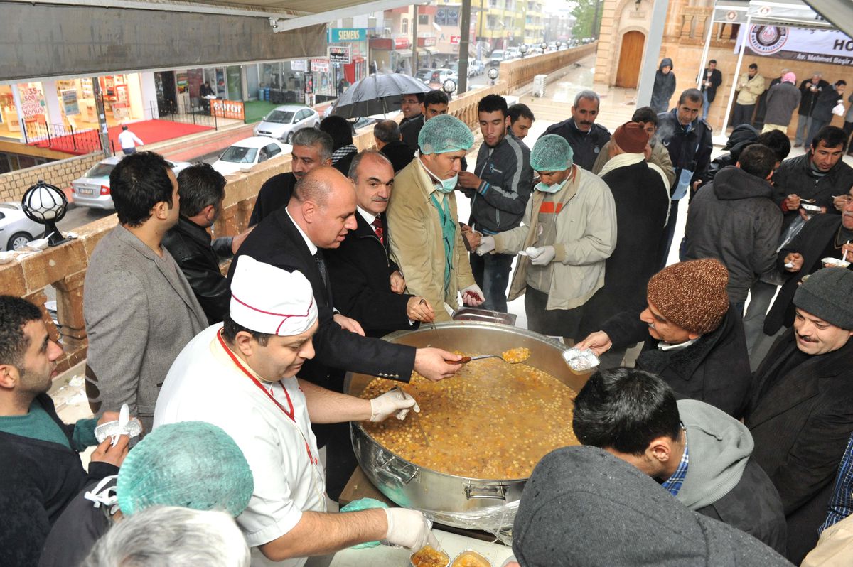 Mardin Belediyesi 10 Bin Kişiye Aşure Dağıttı