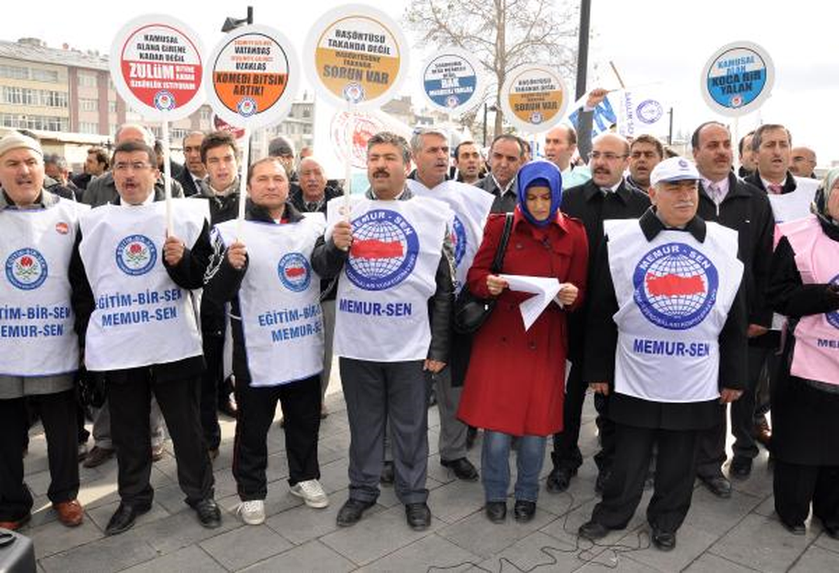 Memur-Sen\'den Kamuda Başörtüsü Yasağına Tepki Eylemi