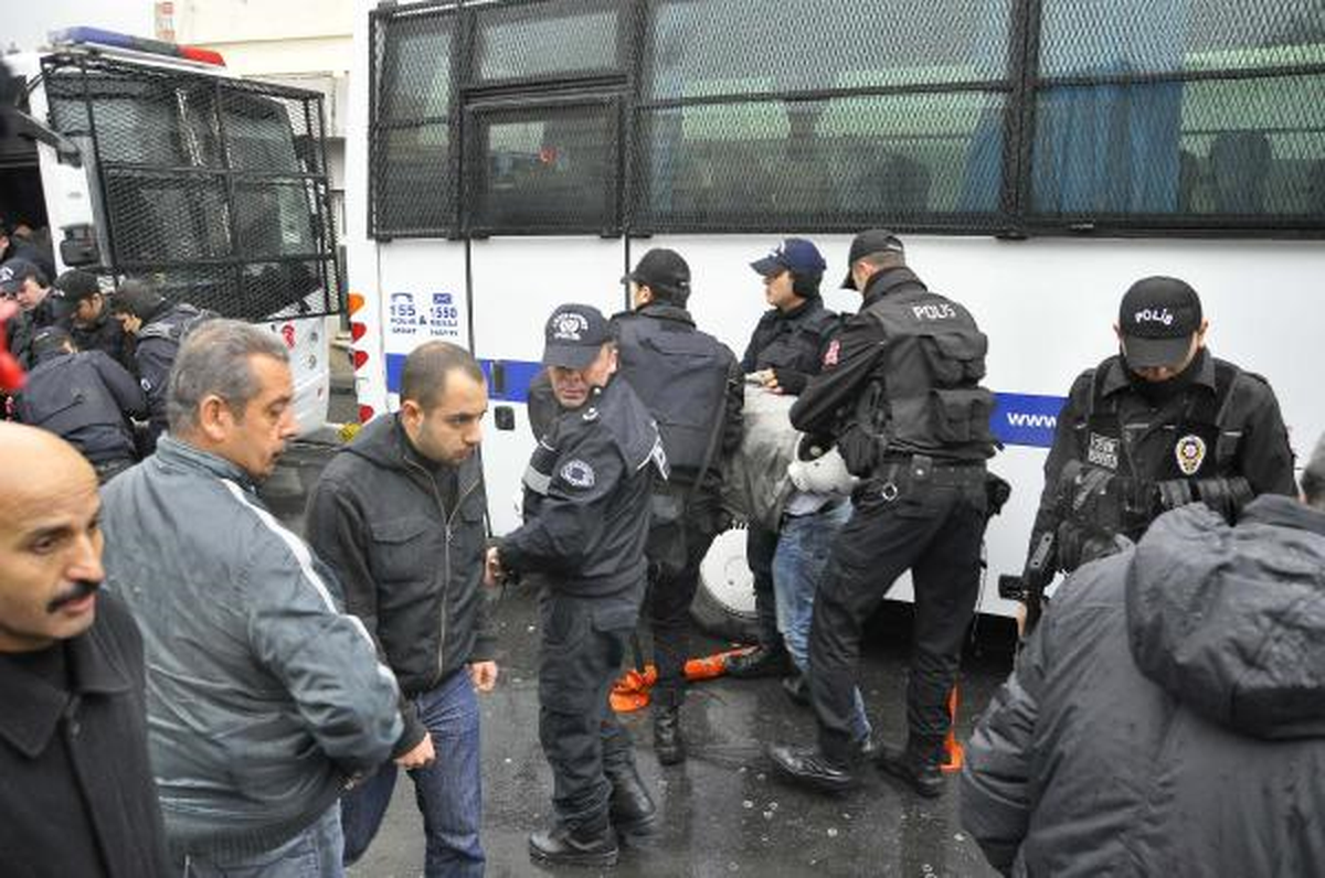 Okmeydanı Eğitim ve Araştırma Hastanesi\'ndeki Eyleme Polis Müdahalesi