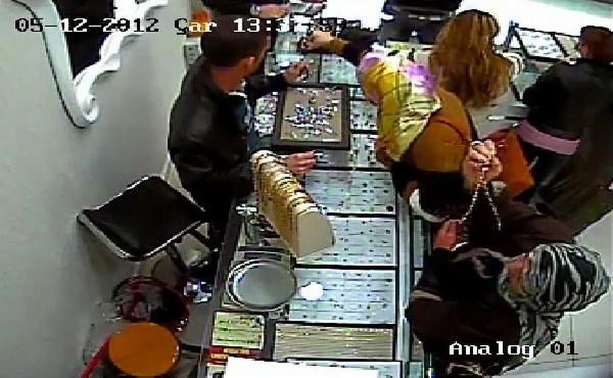 (Özel Haber) 10 Yaşındaki Çocuğa Hırsızlık Yaptırırken Kameraya Yakalandılar