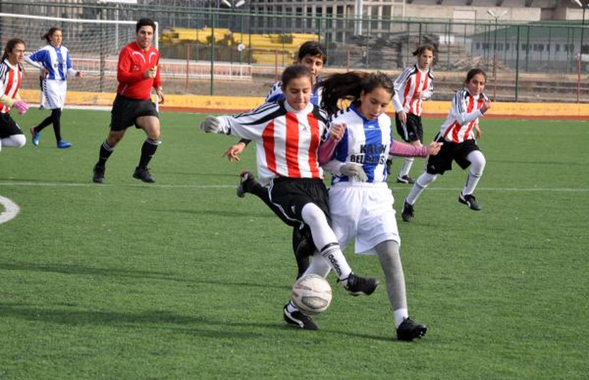 Kız Futbolculardan Kıran Kırana Mücadele
