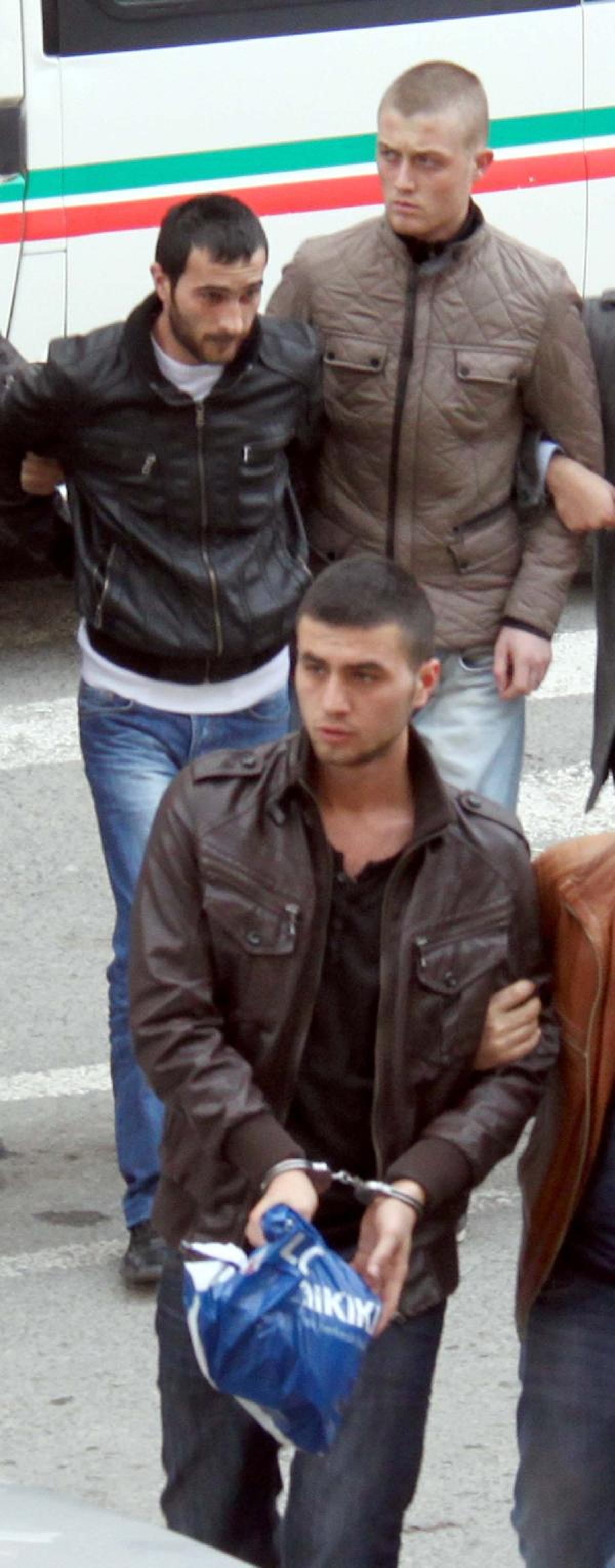 Spor Salonuna Alınmayınca Polislere Saldırdılar