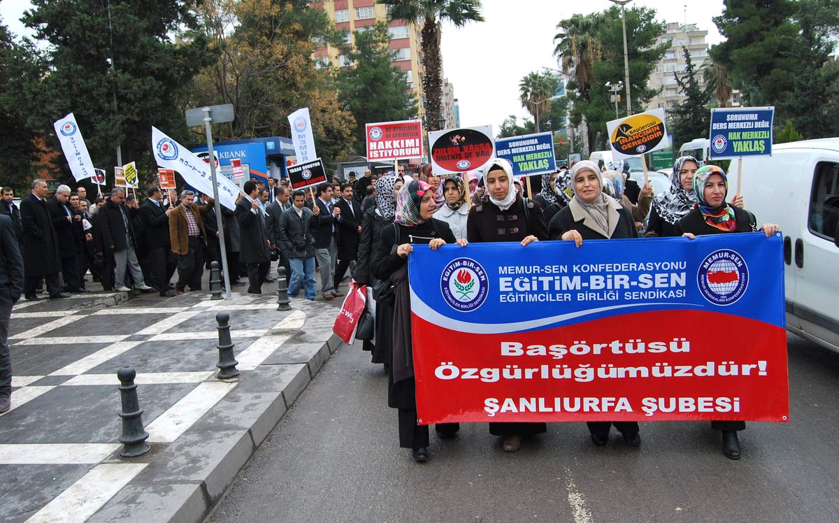 Stk\'lardan "Başörtüsü" İçin Oturma Eylemi