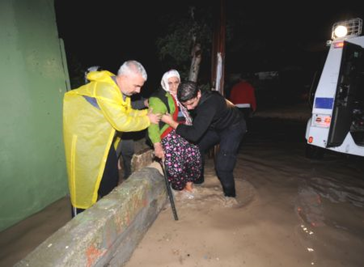 Su Baskını Mağdurlarının Yardımına Polis Koştu