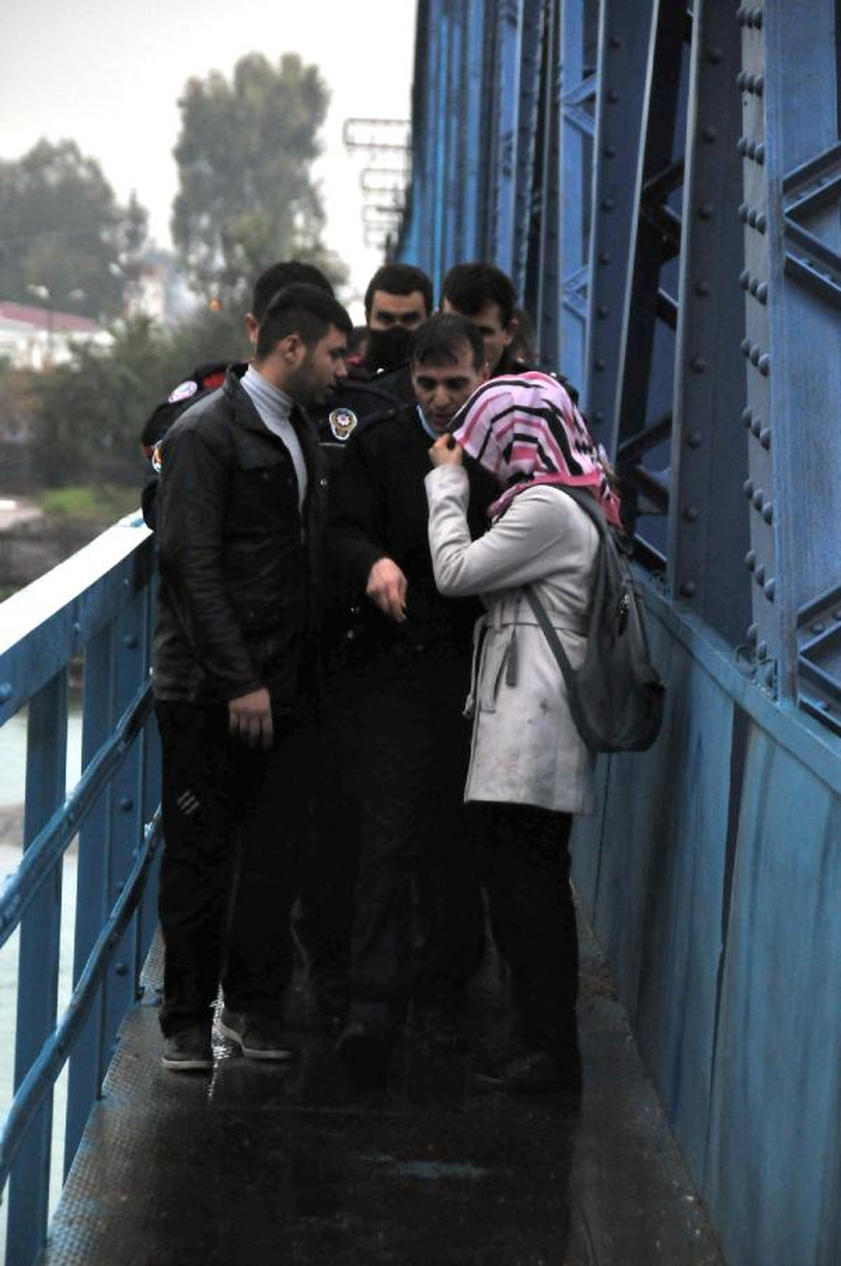 Terk Edilen Kız, Nehre Atlamaya Kalkıştı