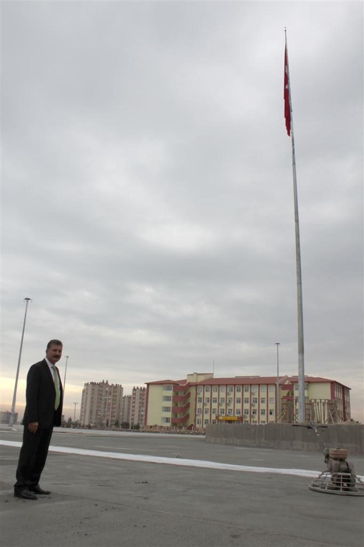 Toroslar\'da Cumhuriyet Meydanı Çalışmaları Devam Ediyor