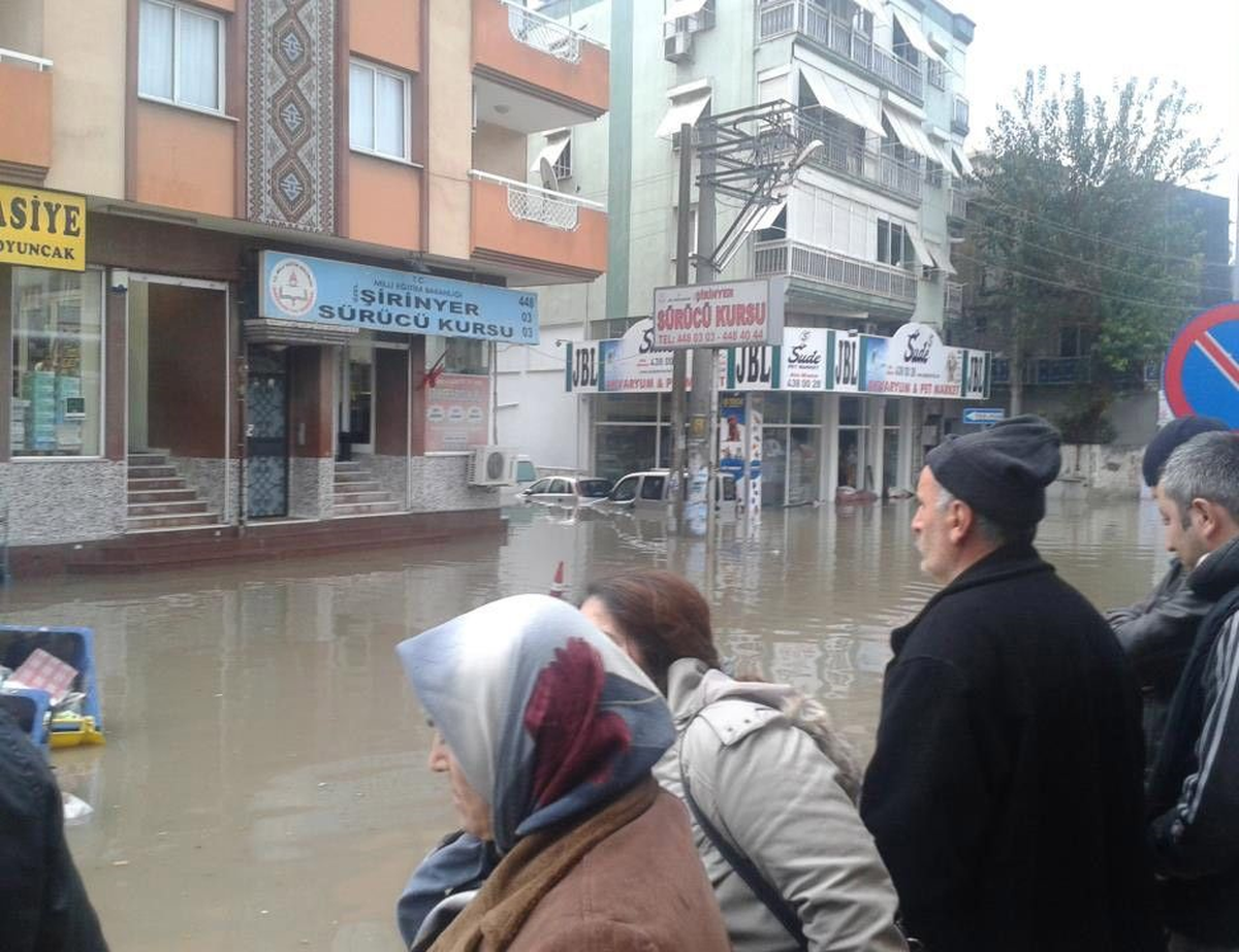 Yağmur Esnafı Perişan Etti