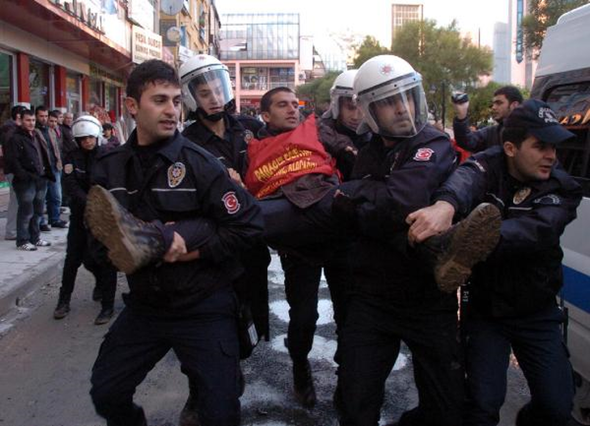 Açlık Grevi İçin Çadır Kuran Dev-Genç Üyesi Üniversitelilere Gözaltı (2)