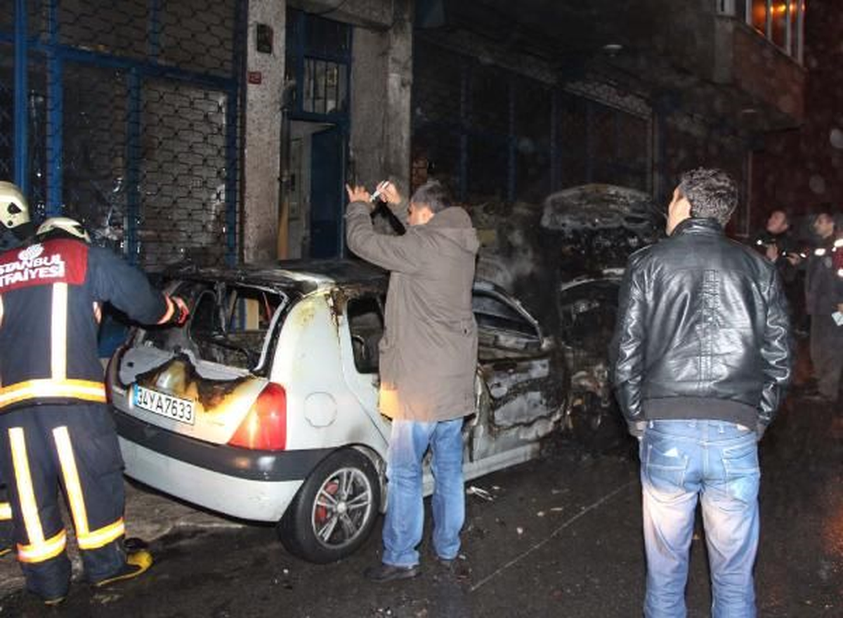Apartmanın Önündeki Otomobiller Kundaklandı