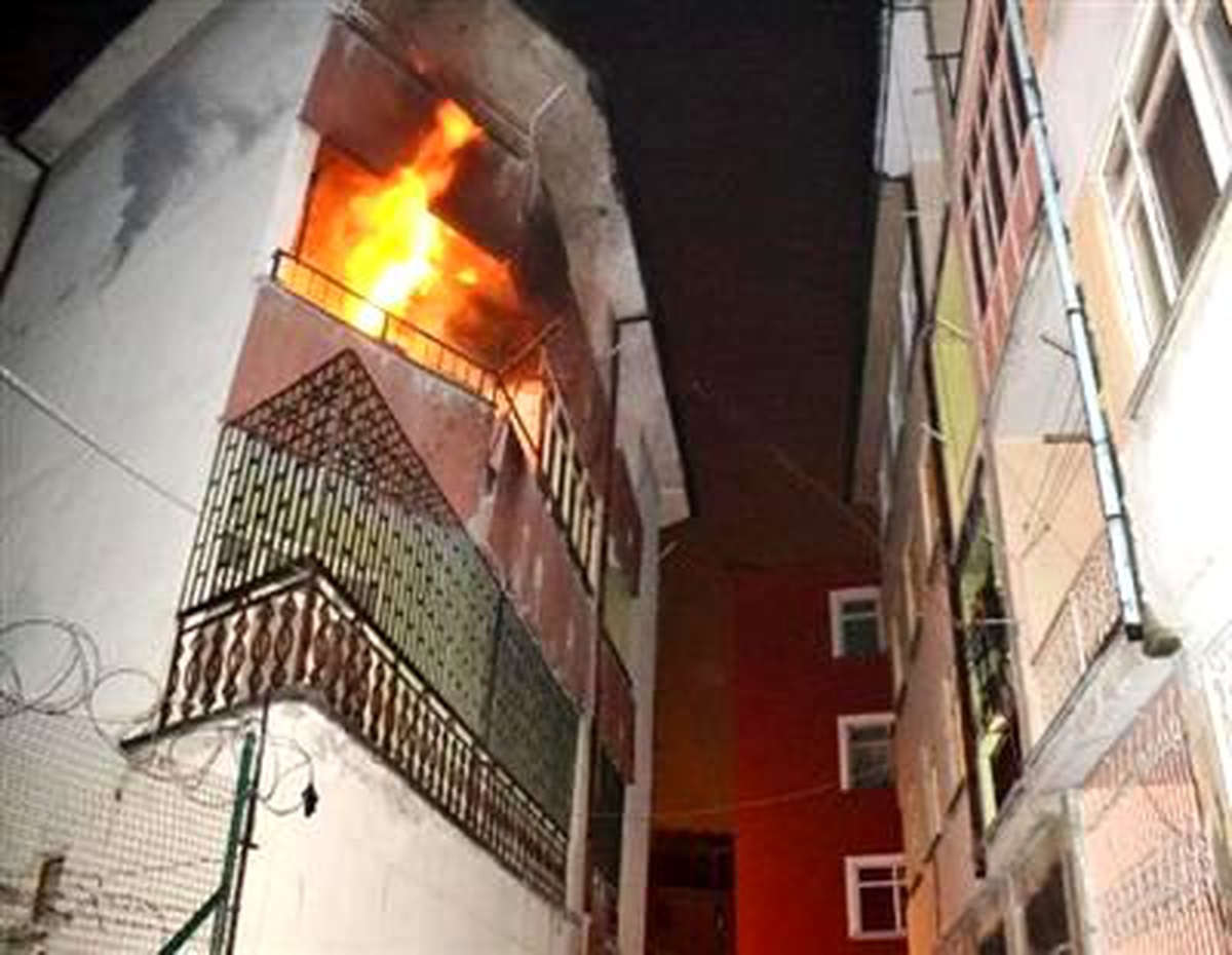 Balkon Korkuluklarına Çıkarak Yangına Hortumla Müdahale Etti