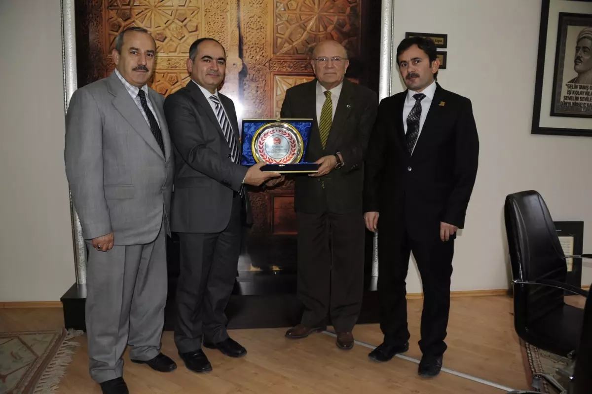Başkan Uğurlu'ya Hizmet Plaketi