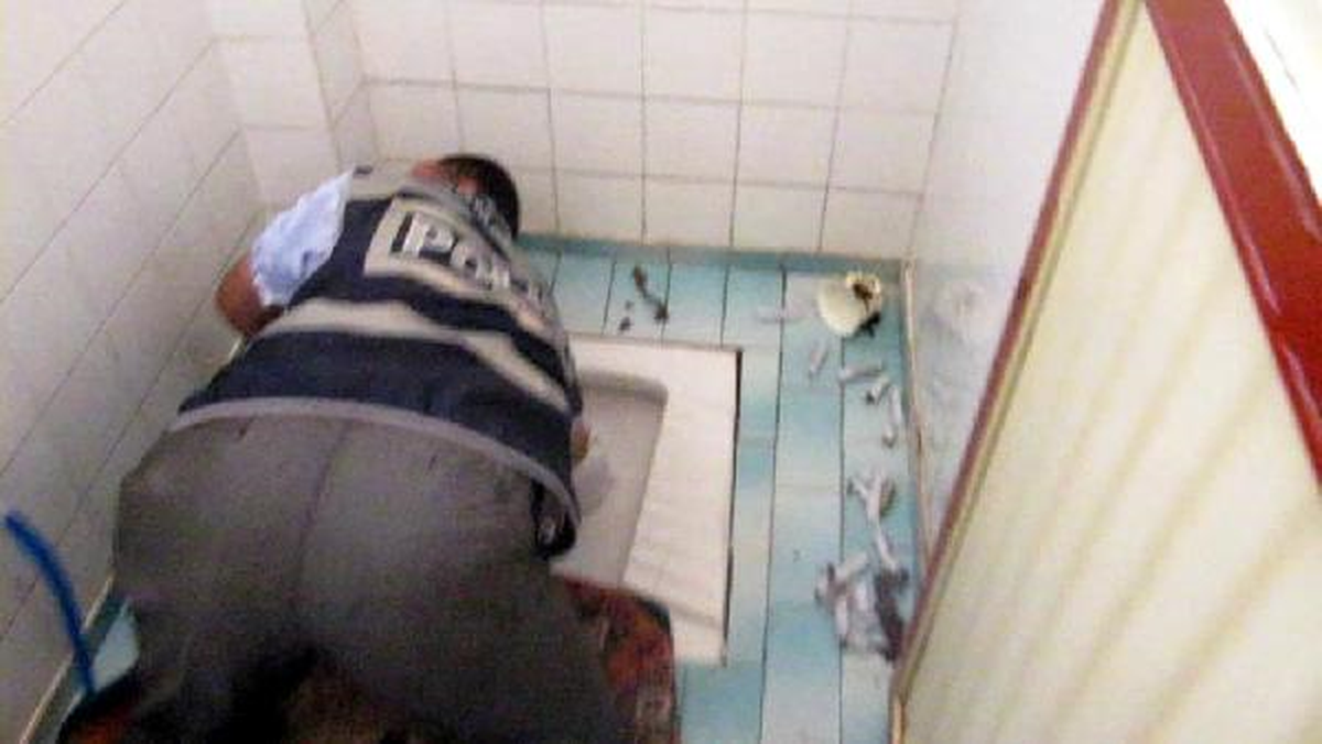 Baskın Yapılınca Esrar Rulolarını Tuvalete Attı