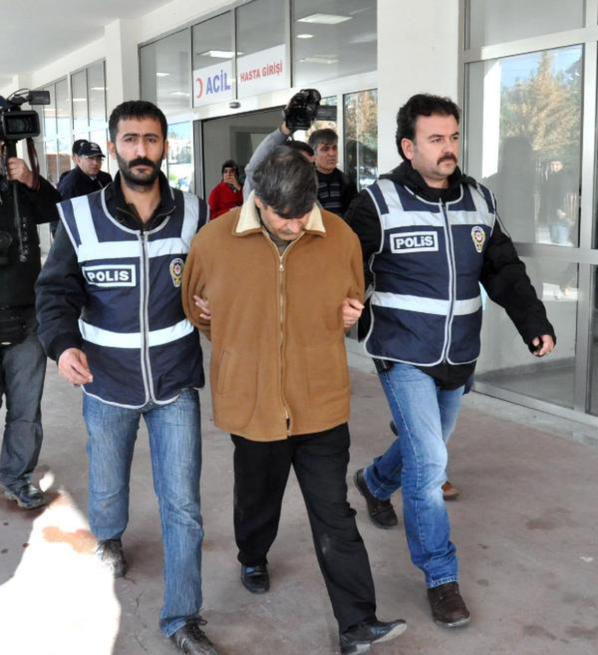 Elini ve Ağzını Bantladığı Annesinin Para ve Altınlarını Gasp Etti