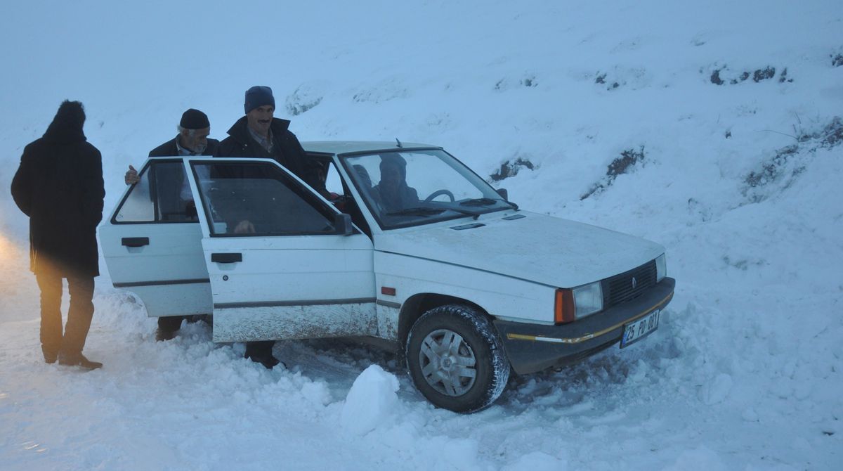 Erzurum\'da Araçlar Yolda Mahsur Kaldı