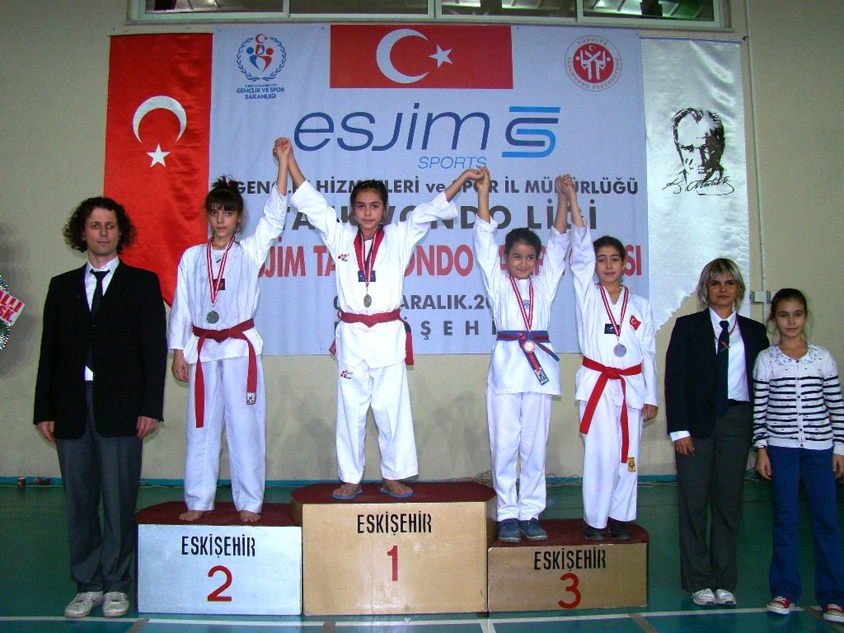 Eskişehir\'de Ayvalıklı Tekvandocular Rüzgar Gibi Esti