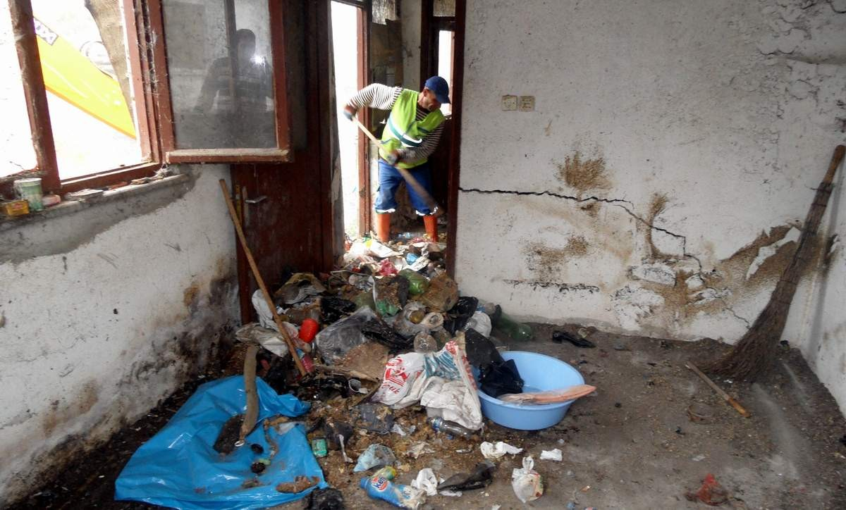 Gönen\'de Çöp Evler Vatandaşlar Rencide Edilmeden Temizleniyor