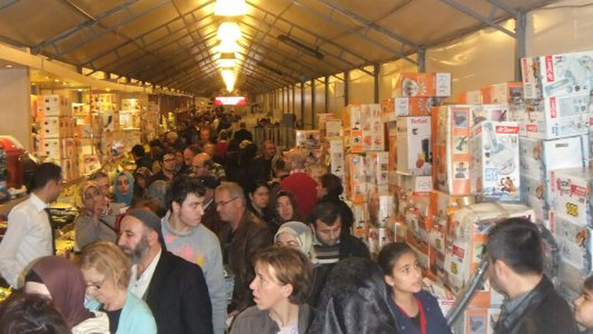 İndirim Çadırında İzdiham Oldu