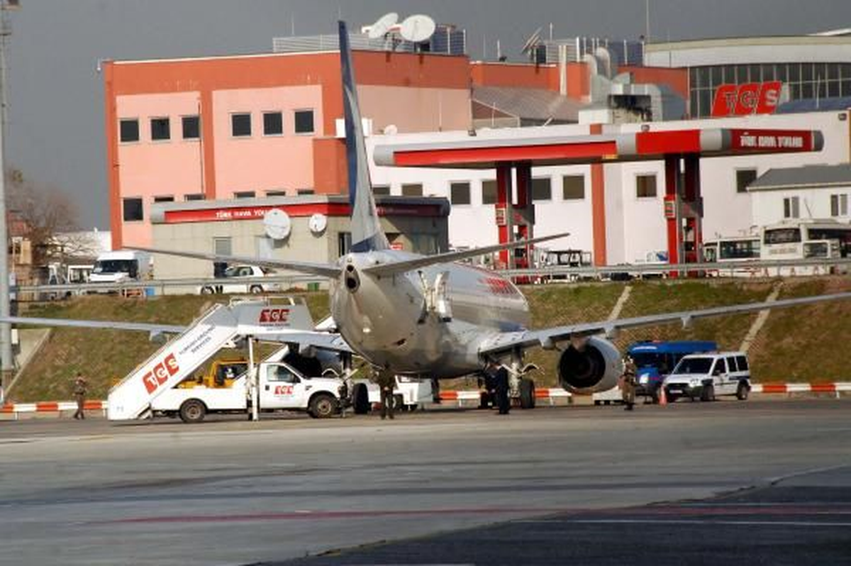 İzmir\'e Mahkum Götüren Uçak İstanbul\'a İndi