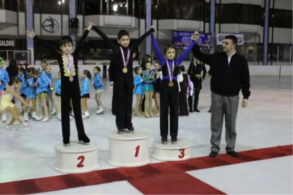 Kağıtspor\'lu Minik Buz Patenciler Elemeyi Geçti